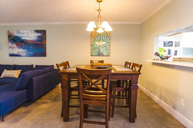 Building Photo - 2704 W 12th St