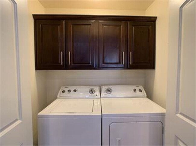 Building Photo - Fabulously Cozy Home