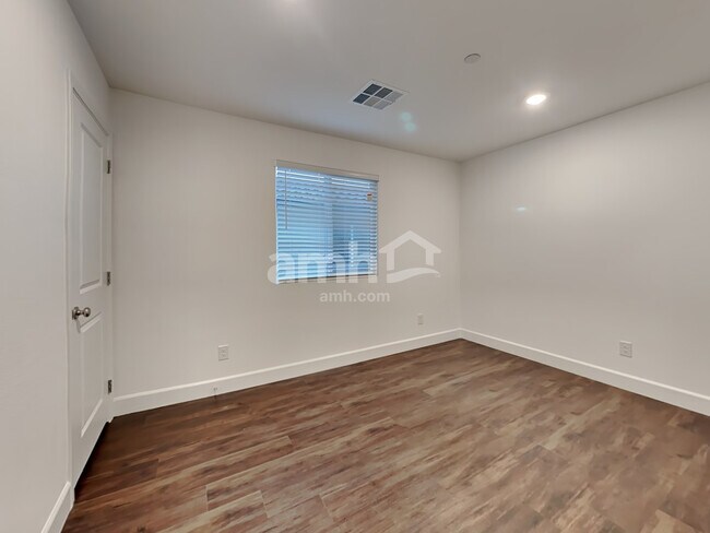 Building Photo - 132 Charmante Tulip Ln