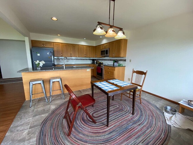 Building Photo - Breathtaking 2-Bed Condo Retreat with Spac...
