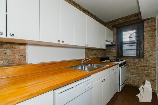 Building Photo - 1 bedroom in CHICAGO IL 60657