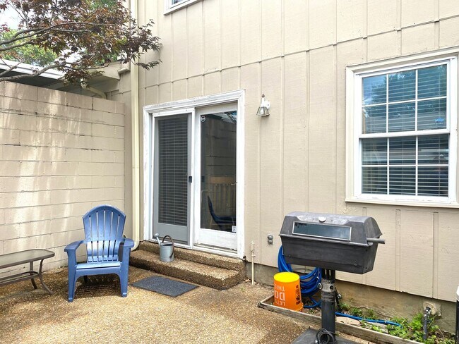 Building Photo - 2 Bed, 1.5 Bathroom Townhome with 2 Vehicle Carport