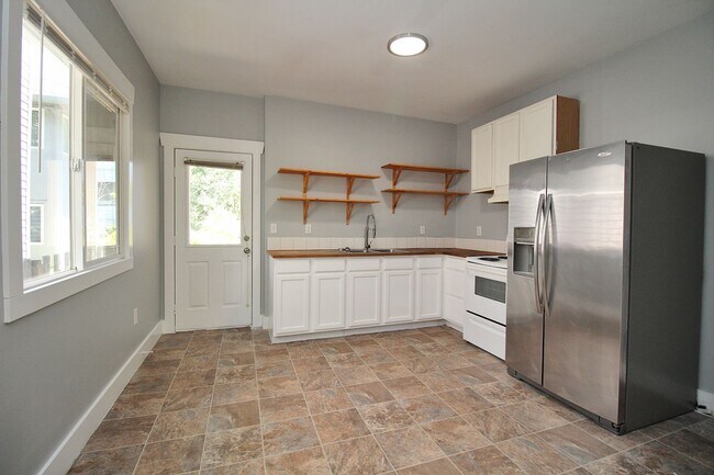 Building Photo - 4030-4030 NE Garfield Ave.