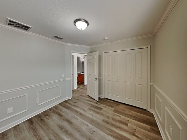 Building Photo - Charming 3-Bed, 2-Bath Home in Spring Hill with Garage Parking