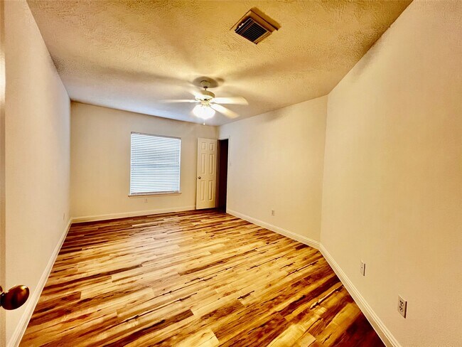 Building Photo - 11011 Christmas Fern St