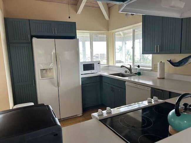 Building Photo - Furnished 3Bed, 2Bath Upstairs of House with Lanai