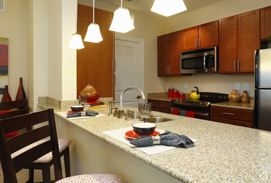 2BR, 2BA - 1107 SF B1- kitchen - The Greens at Centennial Campus