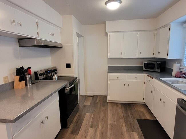 Building Photo - 824 NE 4th St