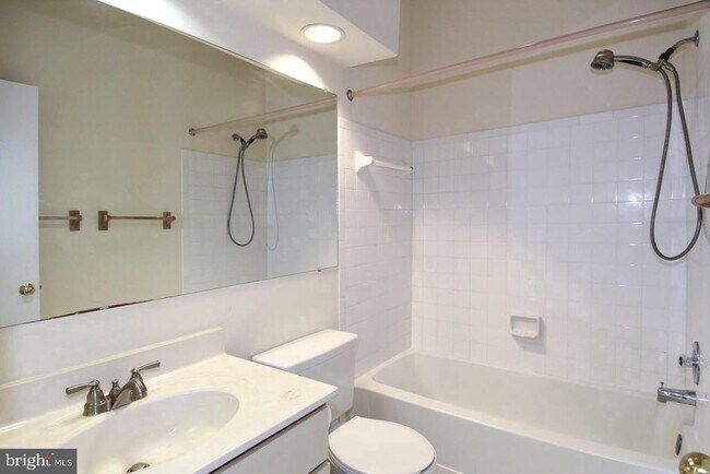 Building Photo - 7705 Lafayette Forest Dr