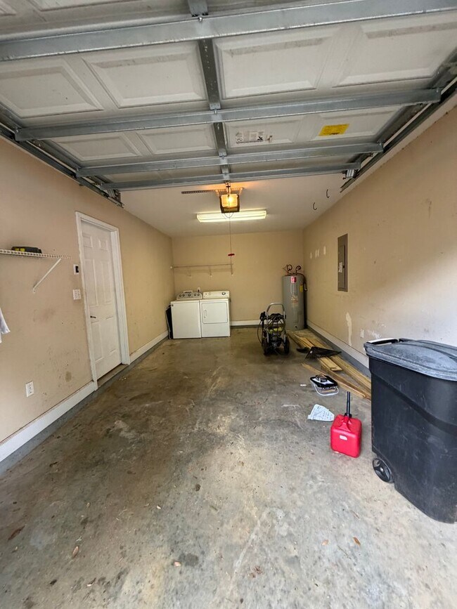 Building Photo - 3/2 home located just off N. Meridian and Available NOW.