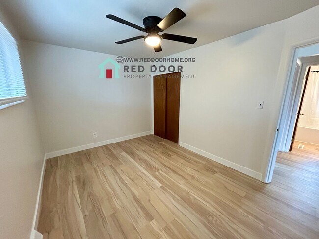 Building Photo - Spacious 4-Bedroom Apartment – Recently Re...