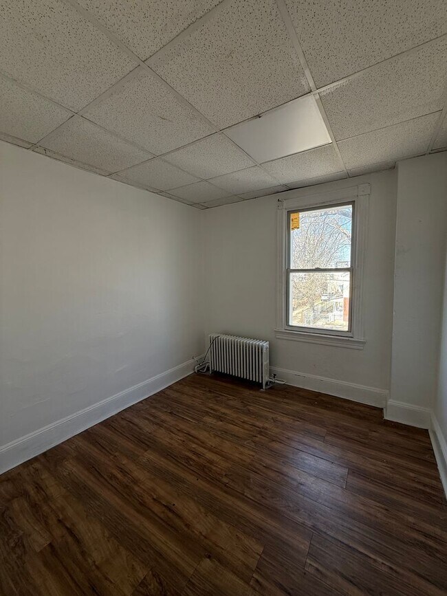 Building Photo - Large Home for family