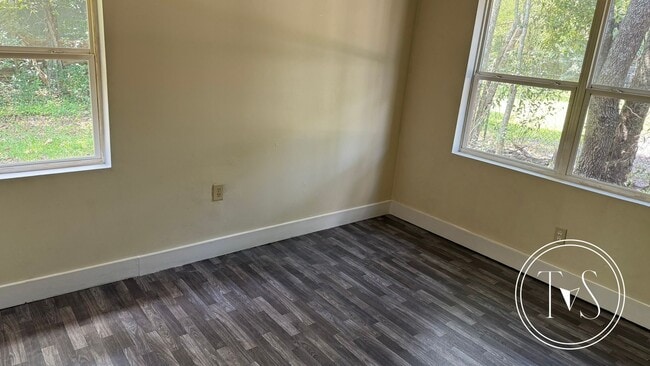 Building Photo - Move-in ready NOW!