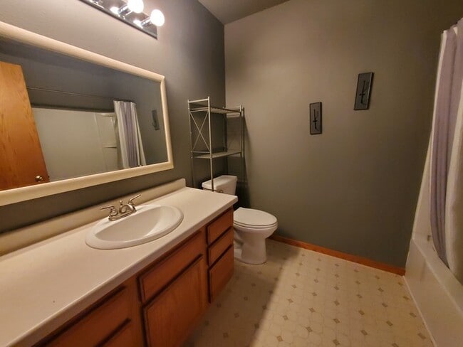 Building Photo - Meadowbrook Townhomes