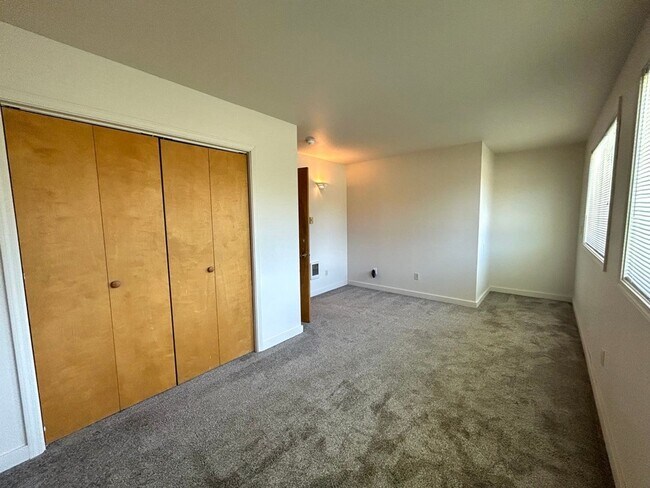 Building Photo - 1308 N Brooklane St