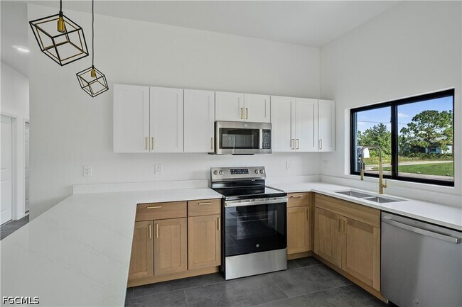 Building Photo - 601 Hawthorne Ave S