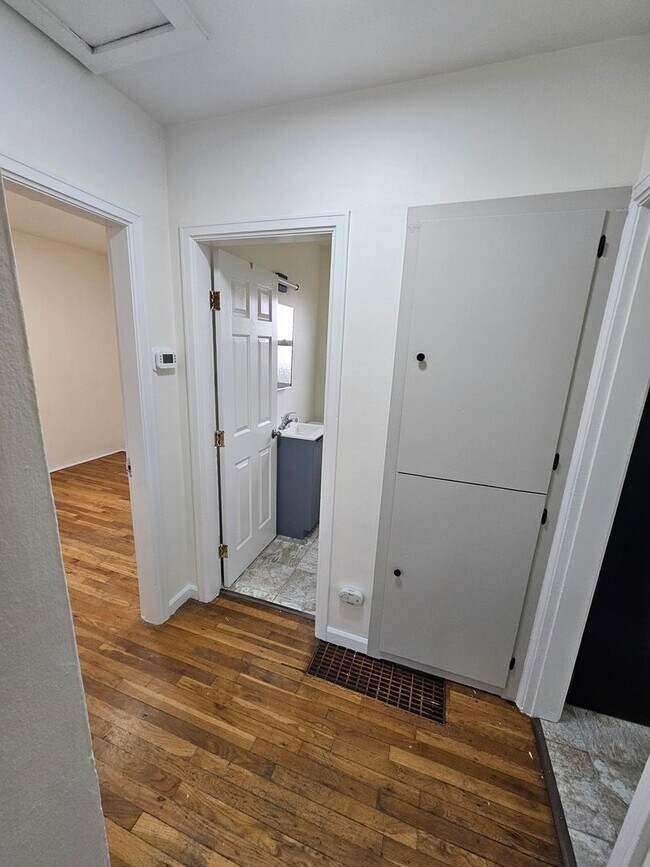 Building Photo - Available Now – 2 bedroom, 1 bathroom Boise Home with Fenced Yard and Detached Garage.  Basement ...