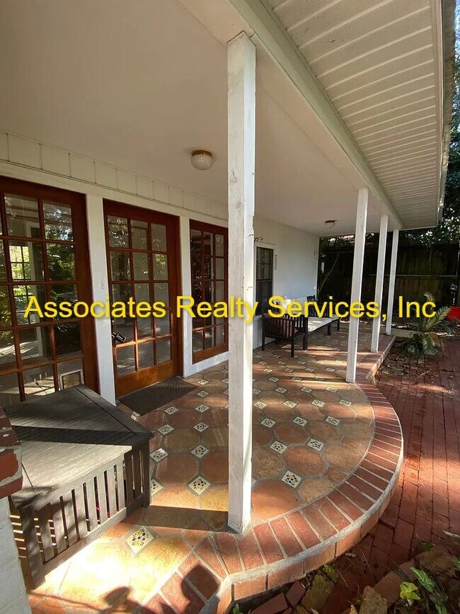 Building Photo - Charming 3 Bedroom w/ study that can be 4t...