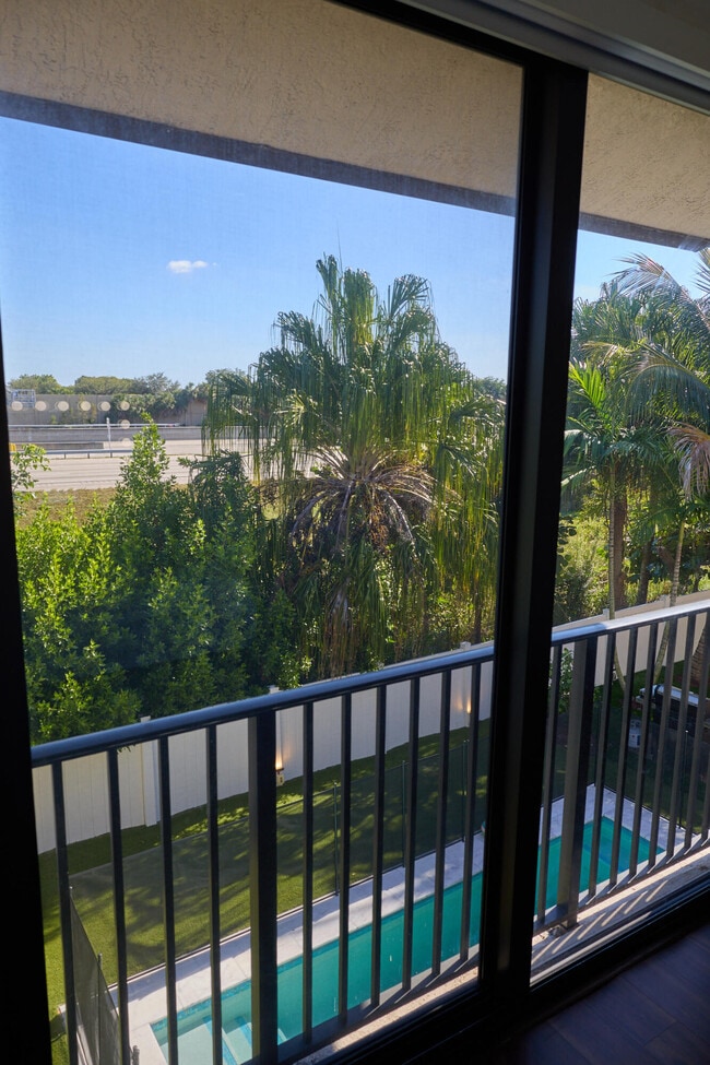 Building Photo - 9909 W 32nd Ln