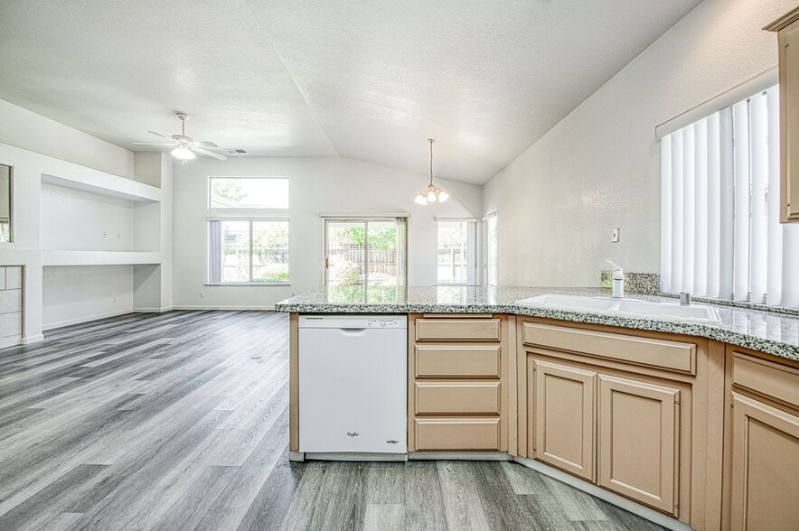Building Photo - 1708 E Chelsea Dr