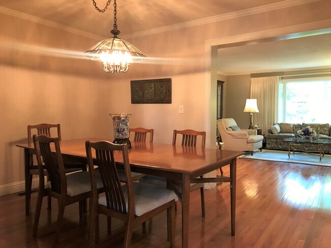 Building Photo - Spacious Townhome in Historic Saratoga Vil...