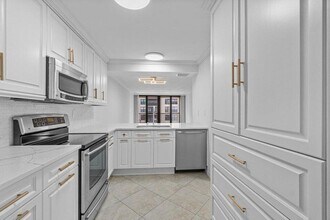 Building Photo - 8 Royal Palm Way