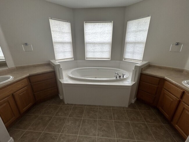 Building Photo - 7497 Valley Maple Dr
