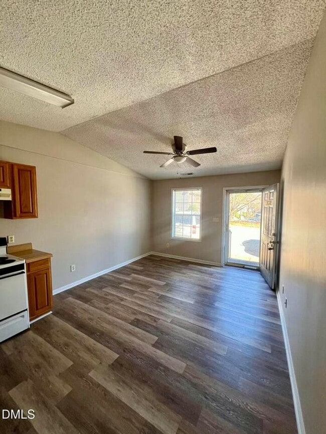 Building Photo - Cozy 1 Bed 1 Bath Available Now! Near Downtown Raleigh!