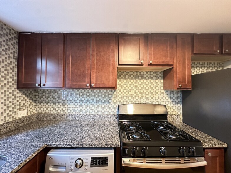 Building Photo - 440 W Elm St