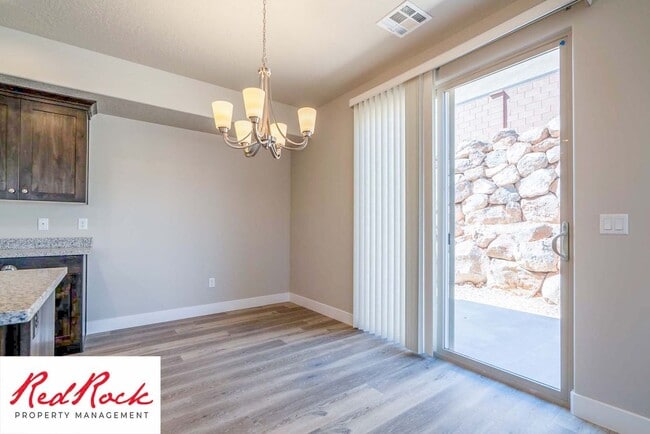 Building Photo - Spacious Townhome in Hurricane Heights
