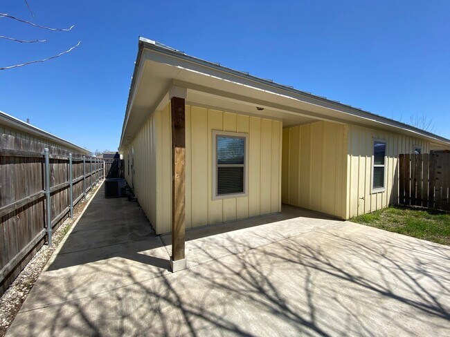 Building Photo - Located 1 Mile from IH 35/ No Carpet / Tons of Upgrades /  Turf Grass in Front Yard / Fenced in B...