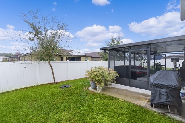 Building Photo - FULLY FENCED BACK YARD!