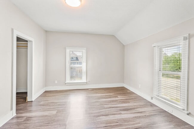 Building Photo - 2522 Iowa St