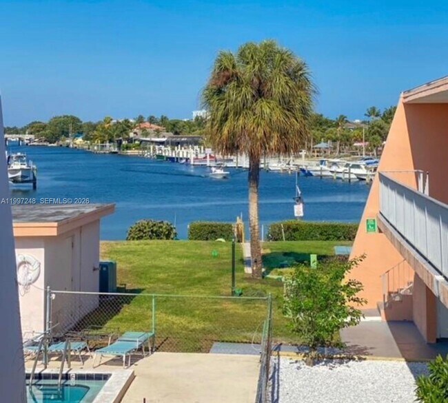 Building Photo - 725 Hummingbird Way