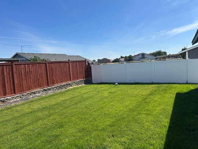 Building Photo - 3 bed, 2 bath Rambler, near Park Orchard. Fully fenced.