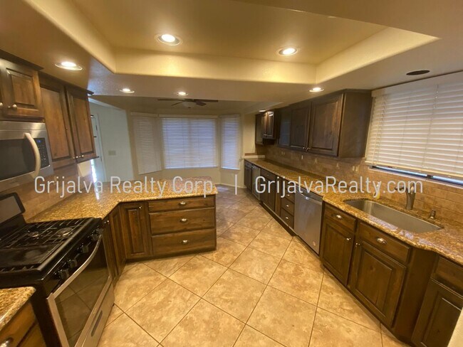 Building Photo - Amazing 5 BD, 3 BA House + Pool! This Oro Valley home has everything! (Lambert/La Canada)