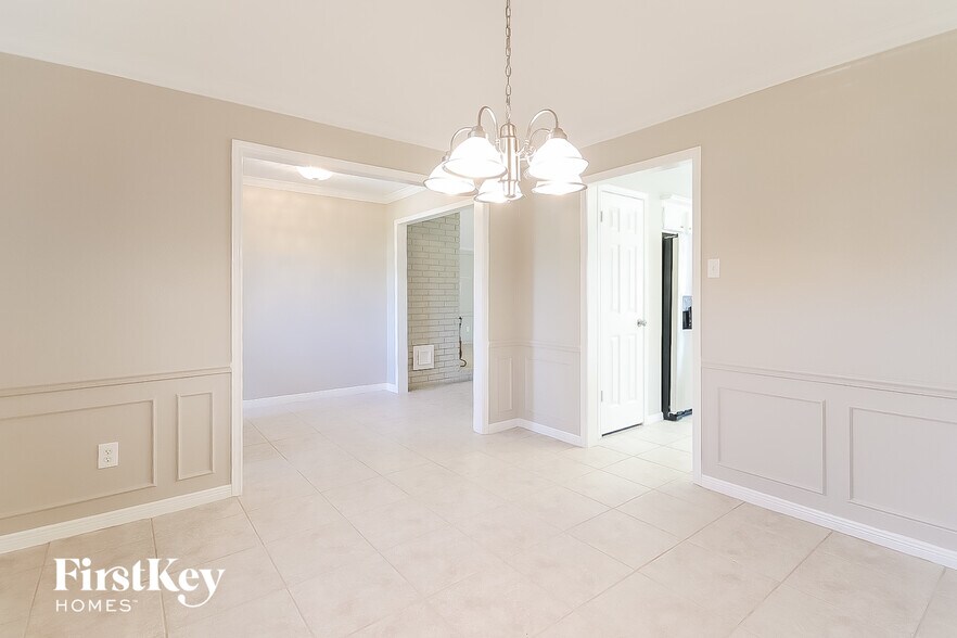 Building Photo - 2303 Prestwick Dr