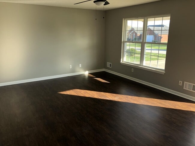 Building Photo - 576 Circle Valley Dr