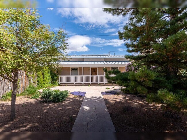 Building Photo - 549 Agua Fria St