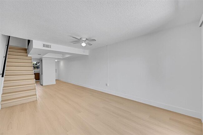 Building Photo - 4122 SW 61st Ave