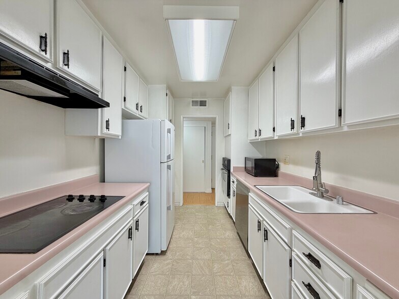 Kitchen - 14141 Dickens St