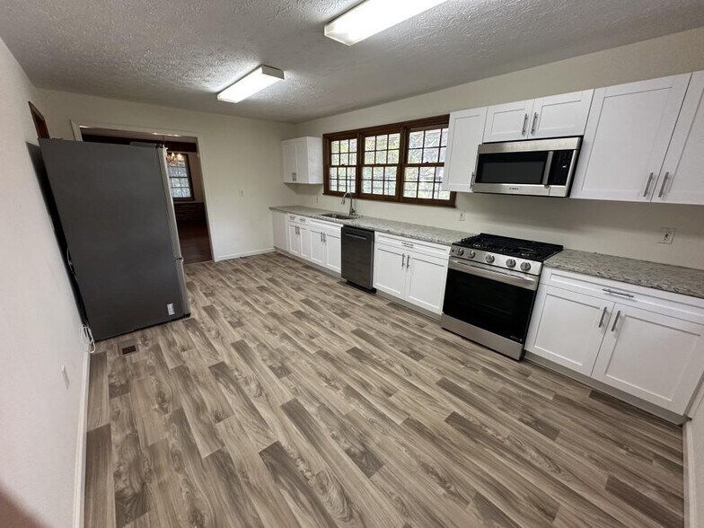 Building Photo - 1930 Hollywood Rd NW