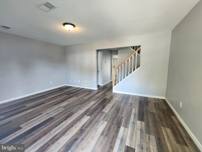 Building Photo - 46 Village Dr