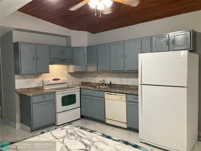 Building Photo - 3630 SW 46th Ave
