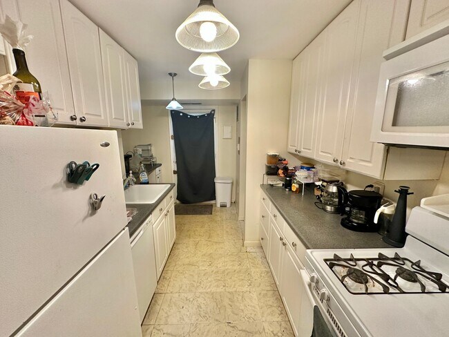 Building Photo - Sail into this 2BR 1BA at the Mayflower Condominiums in Alexandria includes utilities