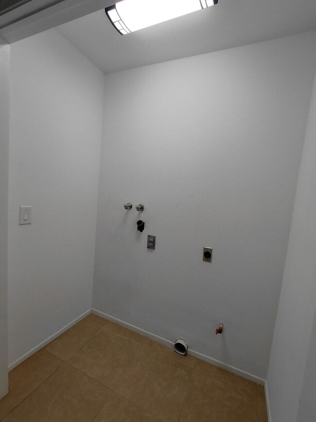 Building Photo - Stylish Condo Living in the Heart of Imperial!