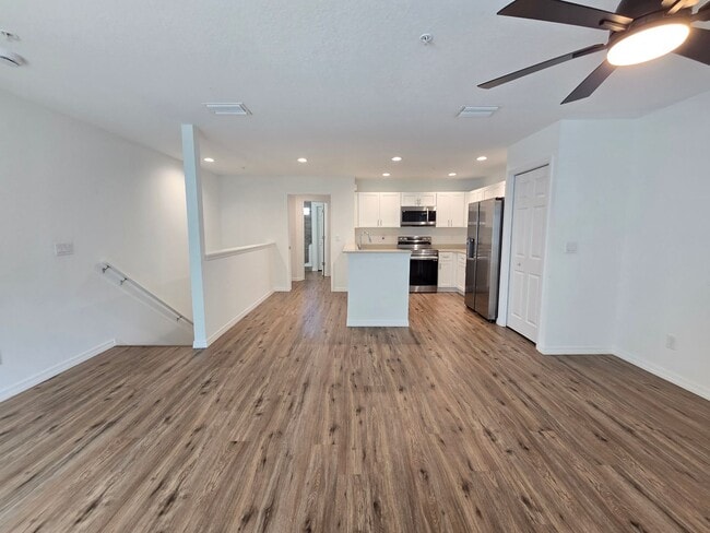 Building Photo - Beautiful 2 bed/ 2 bath Townhome w/ Balcony, Garage & Community Pool