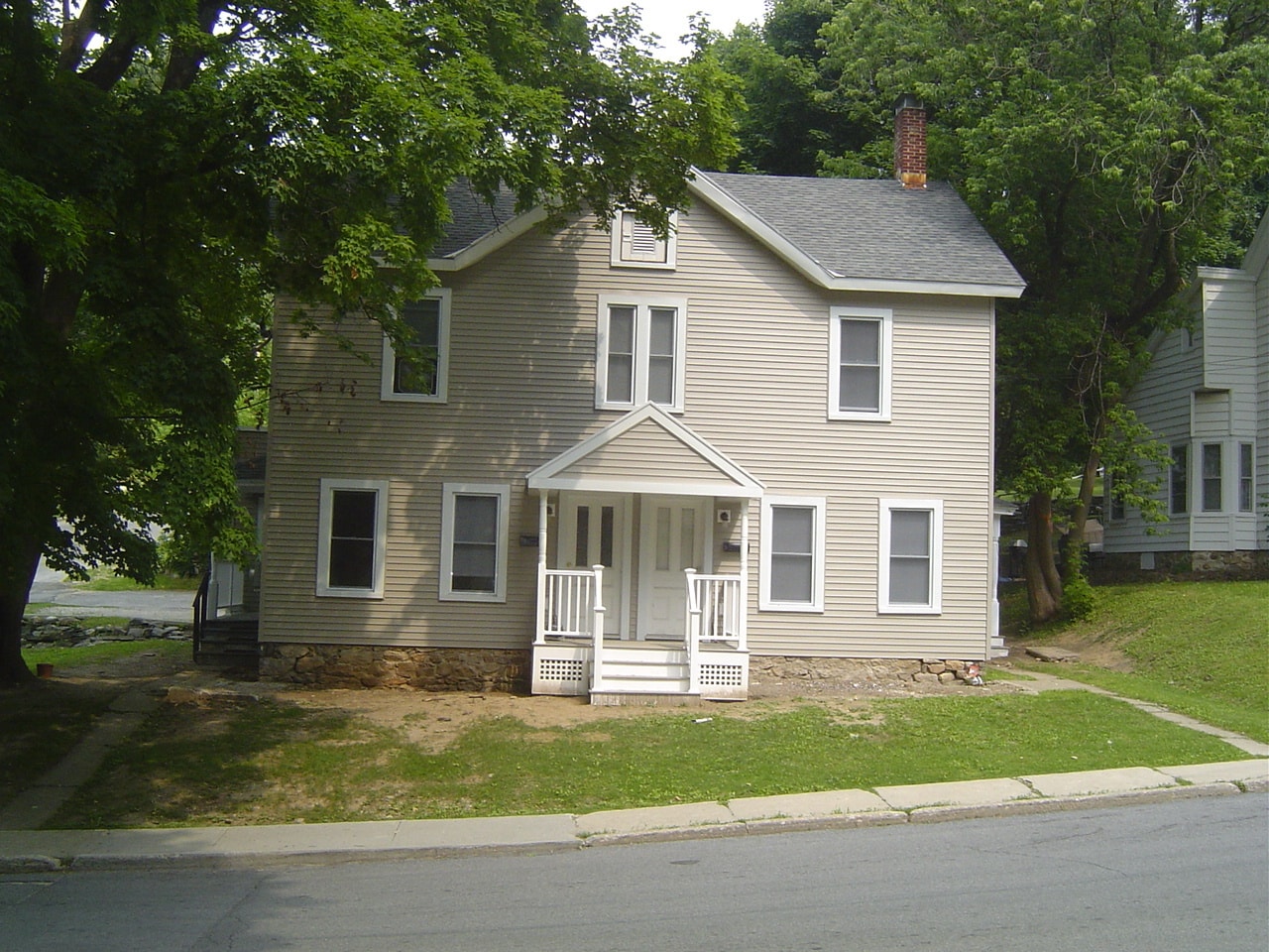 Building Photo - 302 Silver St