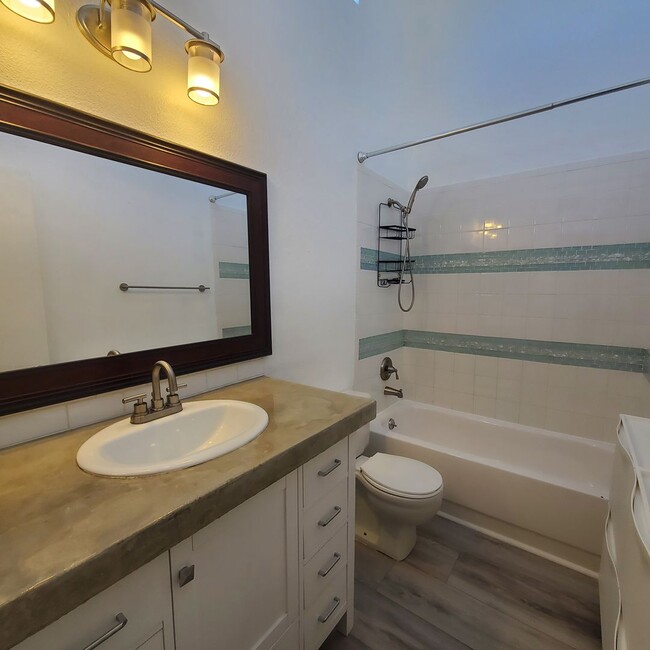 Building Photo - 2 Bedroom Townhome with Pool and Clubhouse/Centrally Located!!