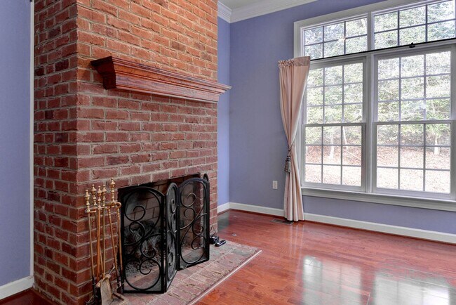 Building Photo - Low Maintenance Living in Williamsburg